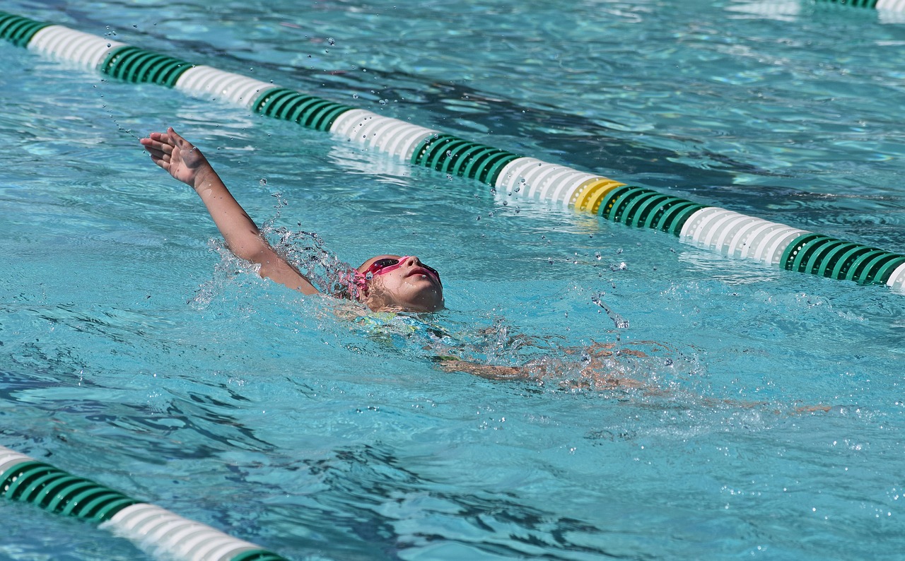 young-swimmer-2501548_1280